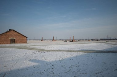 Toplama kampında çökmüş gaz odası Auschwitz Birkenau 27 Ocak 'ta eski bir Nazi imha kampı, 2014 Oswiecim içinde