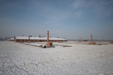 Toplama kampında çökmüş gaz odası Auschwitz Birkenau 27 Ocak 'ta eski bir Nazi imha kampı, 2014 Oswiecim içinde