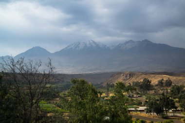Arequipa bölgesindeki yanardağ Dağları manzarası, Peru 