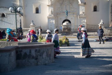 Chinchero, Peru, yaklaşık Eylül 2017: Chinchero, Peru halkı, geleneksel renkli Perulu giysiler giymiş