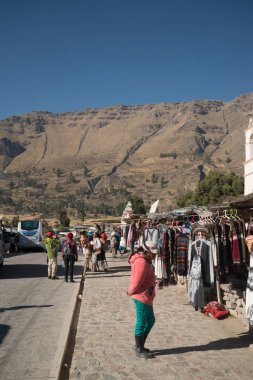 Colca Canyon, Peru, Eylül 2017: Colca Canyon (Canon Del Colca), Peru 'da Hediyelik eşya satan satıcılar