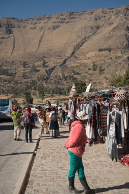 Colca Canyon, Peru, Eylül 2017: Colca Canyon (Canon Del Colca), Peru 'da Hediyelik eşya satan satıcılar