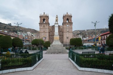 Peru - Eylül 2017: Peru 'da şehir caddesinde kilise