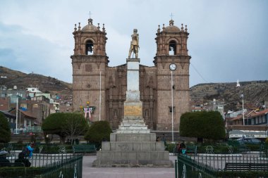 Peru - Eylül 2017: Peru 'da şehir caddesinde kilise
