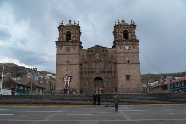 Peru - Eylül 2017: Peru 'da şehir caddesinde kilise