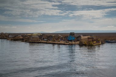 Puno, Peru, 2017 Eylül: Titicaca Puno, Peru, Güney Amerika Gölü yüzen adalar Los Uros 