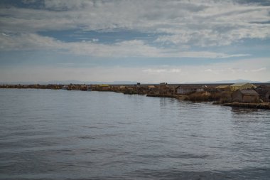 Puno, Peru, 2017 Eylül: Titicaca Puno, Peru, Güney Amerika Gölü yüzen adalar Los Uros 