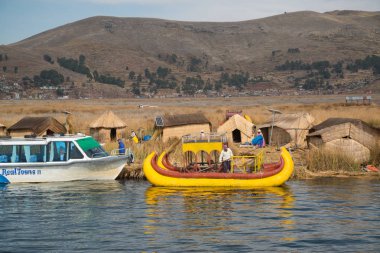 Puno, Peru, 2017 Eylül: Titicaca Puno, Peru, Güney Amerika Gölü yüzen adalar Los Uros 