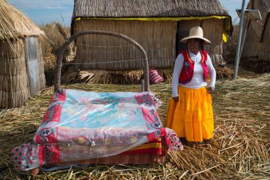 Puno, Peru, Eylül 2017: Titicaca Puno Gölü, Peru, Güney Amerika yüzen adalar Los Uros kadın 