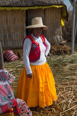 Puno, Peru, Eylül 2017: Titicaca Puno Gölü, Peru, Güney Amerika yüzen adalar Los Uros kadın 