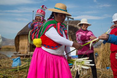 Puno, Peru, Eylül 2017 yaklaşık: yüzer adalar Los Uros Lake Titicaca Puno, Peru, Güney Amerika 'da kadınlar 