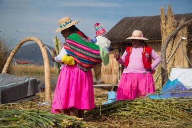 Puno, Peru, Eylül 2017 yaklaşık: yüzer adalar Los Uros Lake Titicaca Puno, Peru, Güney Amerika 'da kadınlar 