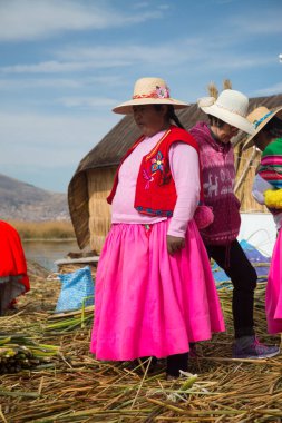 Puno, Peru, Eylül 2017 yaklaşık: yüzer adalar Los Uros Lake Titicaca Puno, Peru, Güney Amerika 'da kadınlar 