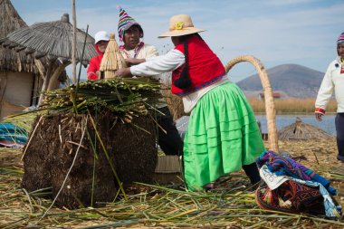 Puno, Peru, Eylül 2017 yaklaşık: yüzer adalar Los Uros Gölü Titicaca Puno, Peru, Güney Amerika 'da insanlar 
