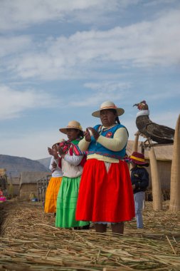 Puno, Peru, Eylül 2017 yaklaşık: yüzer adalar Los Uros Lake Titicaca Puno, Peru, Güney Amerika 'da kadınlar 