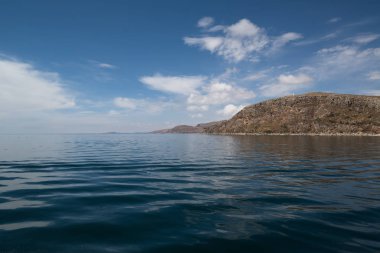 Peru'da Titicaca gölü ve mavi gökyüzü