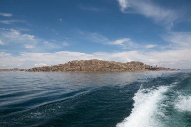 Peru'da Titicaca gölü ve mavi gökyüzü