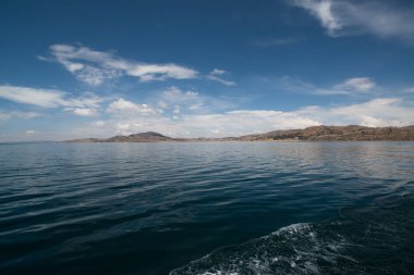 Peru'da Titicaca gölü ve mavi gökyüzü