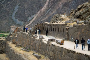 Ollantaytambo, 2017 Eylül: Peru 'da Ollantaytambo 'da dağ üzerinde Güneş Tapınağı ile İnka arkeolojik site görünümü 