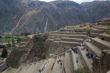 Ollantaytambo, 2017 Eylül: Peru 'da Ollantaytambo 'da dağ üzerinde Güneş Tapınağı ile İnka arkeolojik site görünümü 
