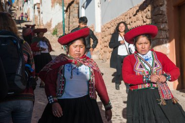 Chinchero, Peru, yaklaşık Eylül 2017: Chinchero, Peru halkı, geleneksel renkli Perulu giysiler giymiş