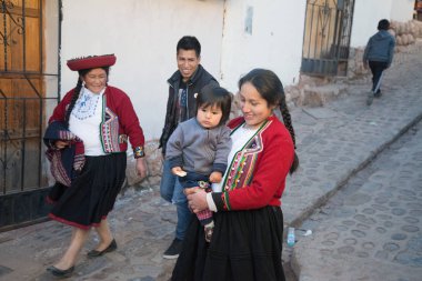 Chinchero, Peru, yaklaşık Eylül 2017: Chinchero, Peru halkı, geleneksel renkli Perulu giysiler giymiş
