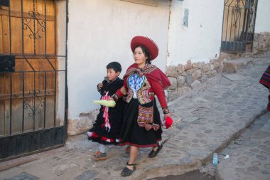Chinchero, Peru, yaklaşık Eylül 2017: Chinchero, Peru halkı, geleneksel renkli Perulu giysiler giymiş
