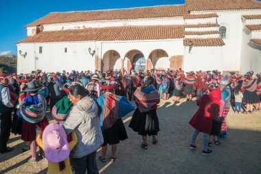 Chinchero, Peru, yaklaşık Eylül 2017: Chinchero, Peru halkı, geleneksel renkli Perulu giysiler giymiş