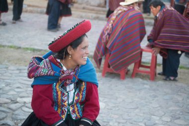 Chinchero, Peru, yaklaşık Eylül 2017: Chinchero, Peru halkı, geleneksel renkli Perulu giysiler giymiş