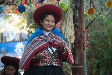 Chinchero, Peru, yaklaşık Eylül 2017: Chinchero, Peru halkı, geleneksel renkli Perulu giysiler giymiş