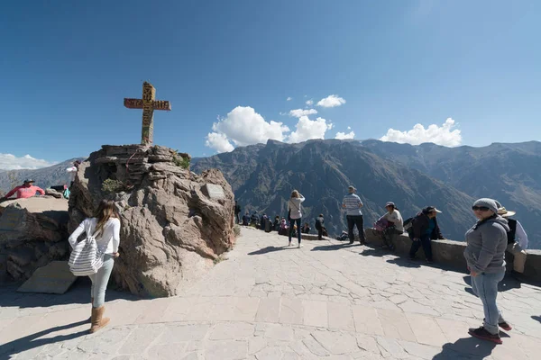 Colca Canyon, Peru, Eylül 2017 yaklaşık: Colca kanyon (Canon Del Colca), Peru Cruz del Condor noktasında duran insanlar 