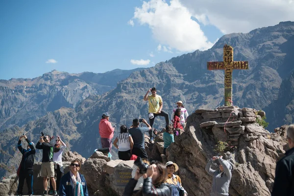 Colca Canyon, Peru, Eylül 2017 yaklaşık: Colca kanyon (Canon Del Colca), Peru Cruz del Condor noktasında duran insanlar 