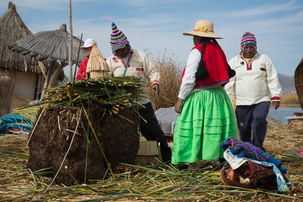 Puno, Peru, Eylül 2017 yaklaşık: yüzer adalar Los Uros Gölü Titicaca Puno, Peru, Güney Amerika 'da insanlar 