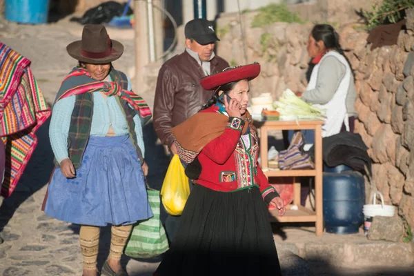 Chinchero, Peru, yaklaşık Eylül 2017: Chinchero, Peru halkı, geleneksel renkli Perulu giysiler giymiş