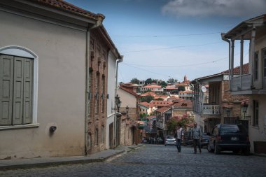 Sighnaghi, Kakheti, Gürcistan - Ağustos 2018: Gürcistan 'ın ortaçağ Sighnaghi kasabasında sokak. 