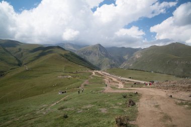 Kazbegi, Gürcistan 'da Gergeti Trinity Kilisesi 'nde günbatımı
