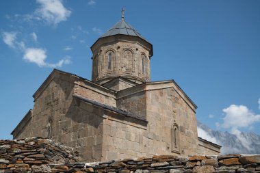 Kazbegi, Gürcistan 'da Gergeti Trinity Kilisesi 'nde günbatımı