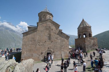 Kazbegi, Gürcistan 'da Gergeti Trinity Kilisesi 'nde günbatımı