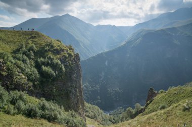 Gergeti Trinity Kilisesi'nden (Tsminda Sameba), Gürcistan'ın Gergeti köyü yakınlarındaki Kutsal Teslis Kilisesi' nden, Kazbegi Dağı'nın altında 