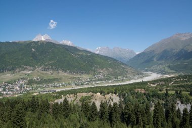 Mestia, Gürcistan'daki Sıra dağlarının güzel manzarası