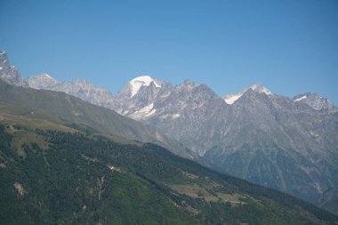 Mestia, Gürcistan'daki Sıra dağlarının güzel manzarası