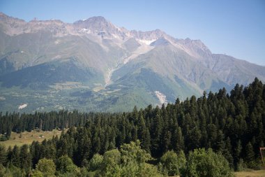 Mestia, Gürcistan'daki Sıra dağlarının güzel manzarası