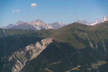 Mestia, Gürcistan'daki Sıra dağlarının güzel manzarası