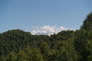 Mestia, Gürcistan'daki Sıra dağlarının güzel manzarası