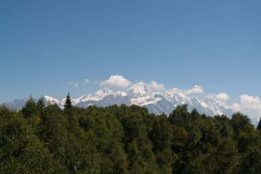 Mestia, Gürcistan'daki Sıra dağlarının güzel manzarası