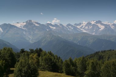 Mestia, Gürcistan'daki Sıra dağlarının güzel manzarası