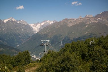 Mestia, Svaneti, Gürcistan'da Zuruldi Dağı'na (2340m) teleferik