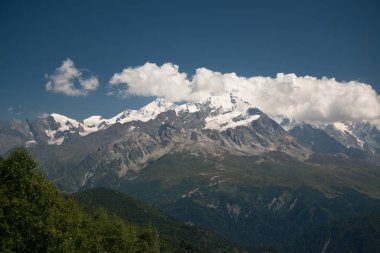 Mestia, Gürcistan'daki Sıra dağlarının güzel manzarası
