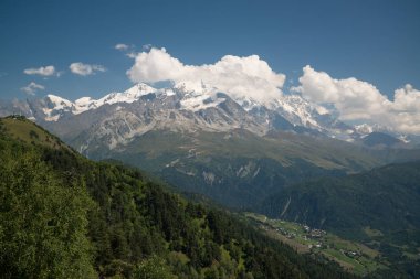 Mestia, Gürcistan'daki Sıra dağlarının güzel manzarası