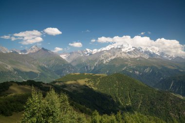 Mestia, Gürcistan'daki Sıra dağlarının güzel manzarası
